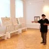 Artistul Ion Tițoiu dăruiește vizitatorilor lucrările de gravură realizate la atelierele de la Muzeul de Artă Constanța