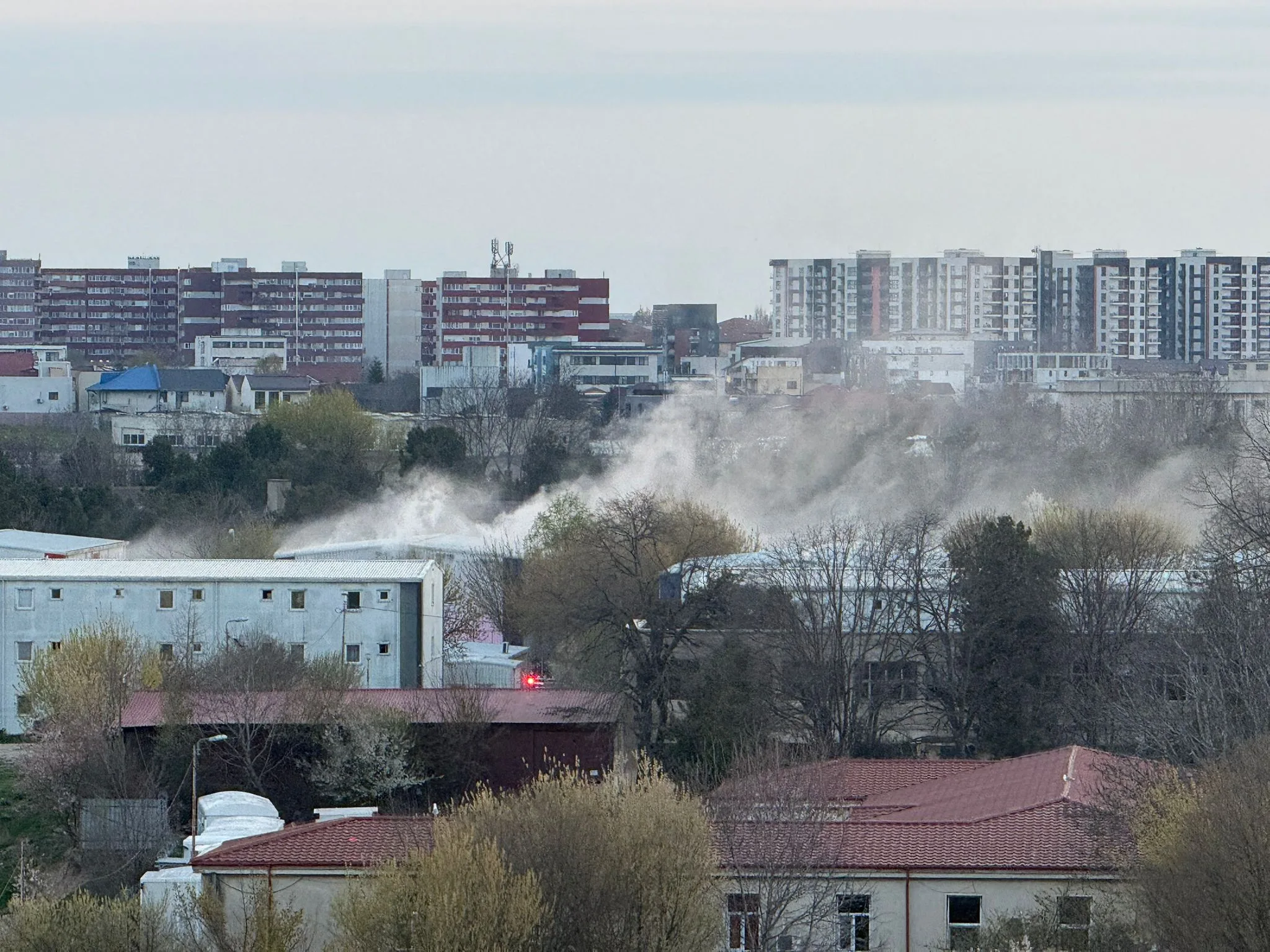VIDEO & GALERIE FOTO. Incendiu violent la un bloc din Campusul social Henri Coandă