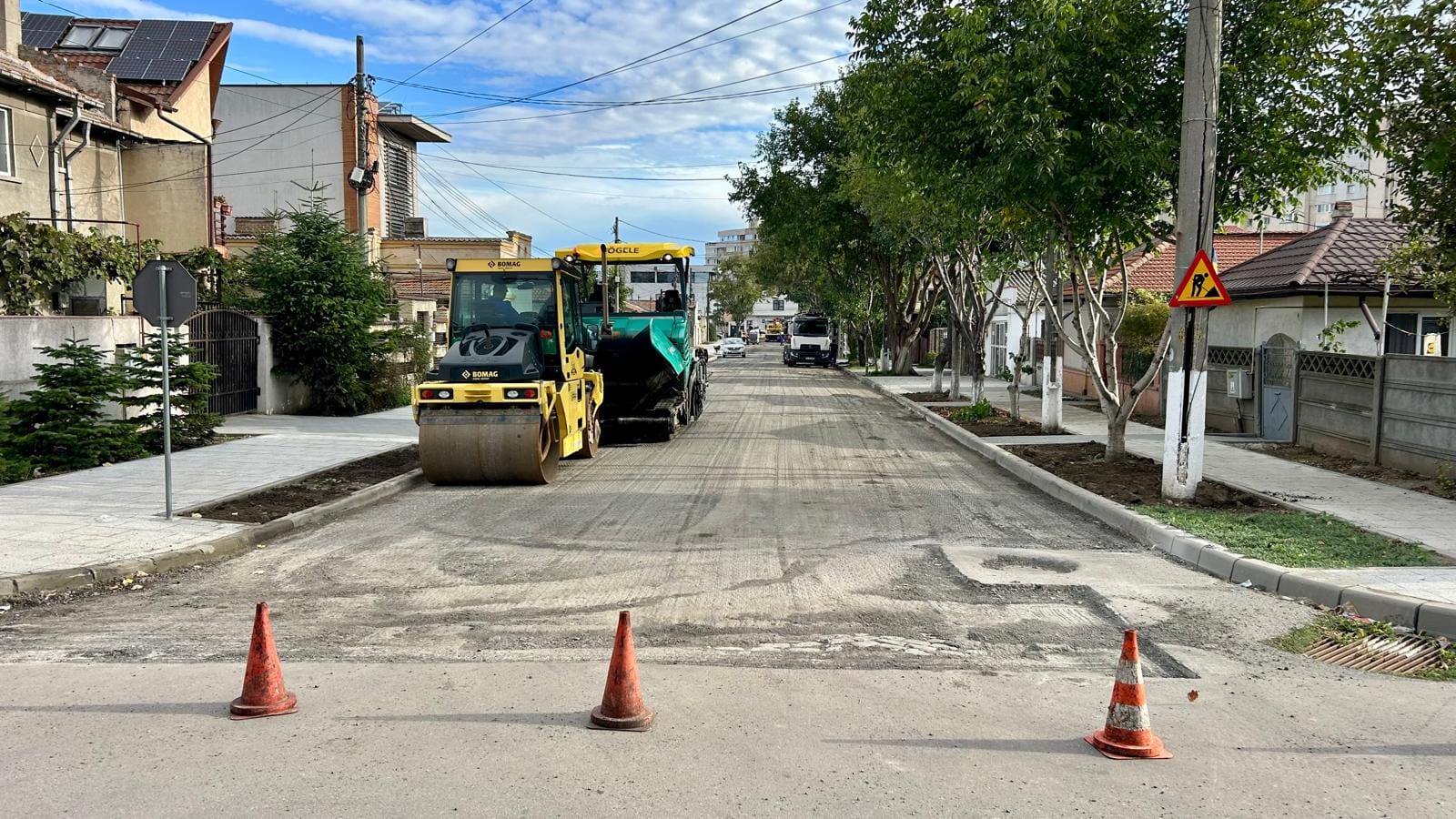GALERIE FOTO. Lucrări de asfaltare pe strada Răsuri: traficul este restricționat total!